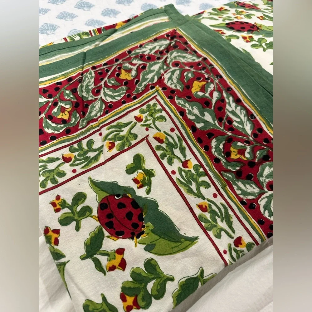 Pomegranate vintage 100% cotton tablecloth with  6 matching napkins 60x 90 in